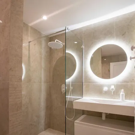 2 Bed Flat - Hyper Centre St Tropez Apartment *