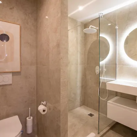 2 Bed Flat - Hyper Centre St Tropez Apartment *