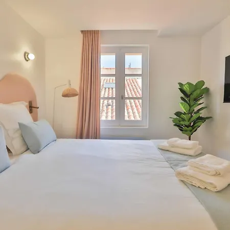 2 Bed Flat - Hyper Centre St Tropez 아파트